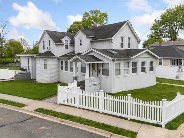 Studio,  0.00 BTH &nbsp;Post modern style home in Farmingdale