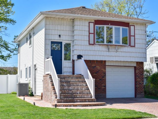  4 BR,  2.00 BTH &nbsp;Hi ranch style home in North Bellmore
