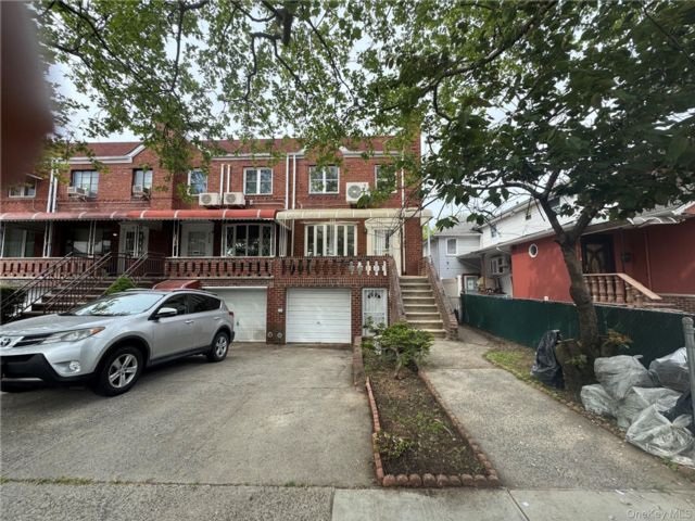  3 BR,  3.00 BTH &nbsp;Contemporary style home in Mill Basin