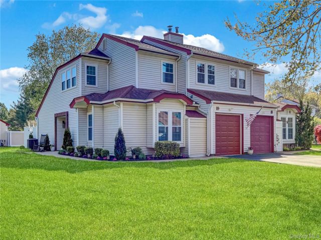  3 BR,  2.00 BTH &nbsp;Condo style home in Coram