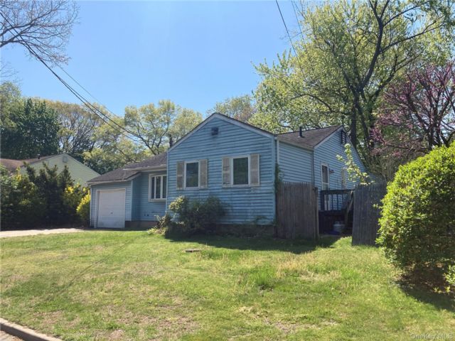  3 BR,  2.00 BTH &nbsp;Ranch style home in East Northport