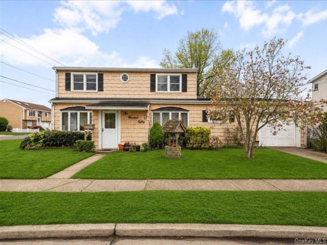  5 BR,  2.00 BTH &nbsp;Colonial style home in Massapequa