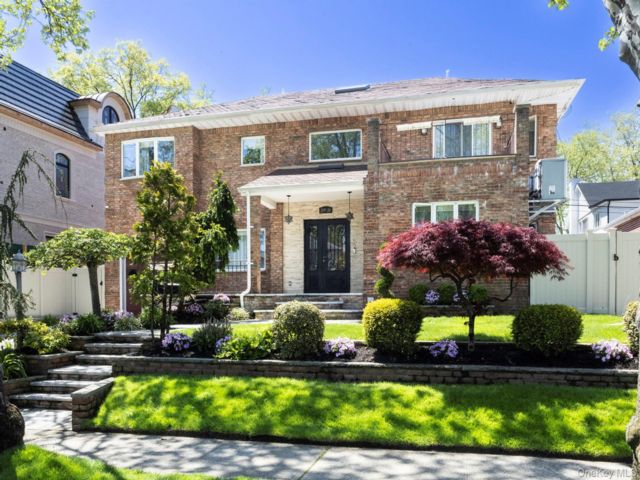  5 BR,  5.00 BTH &nbsp;Colonial style home in Hollis Hills
