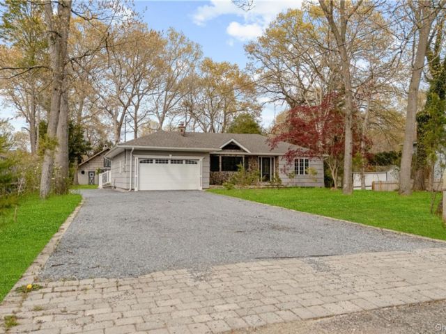  3 BR,  3.00 BTH &nbsp;Ranch style home in Central Islip