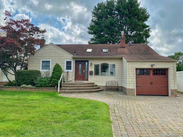  3 BR,  3.00 BTH &nbsp;Cape cod style home in Plainview