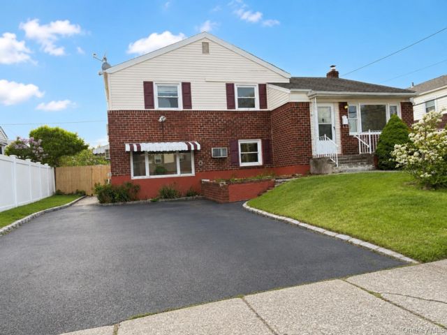  4 BR,  4.00 BTH &nbsp;Split level style home in Plainview