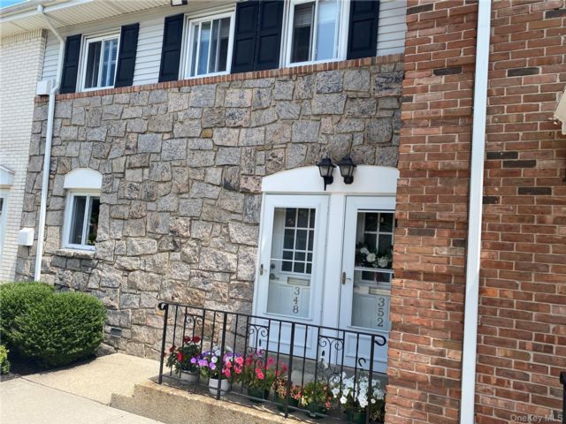  1 BR,  1.00 BTH &nbsp;Garden style home in Jericho