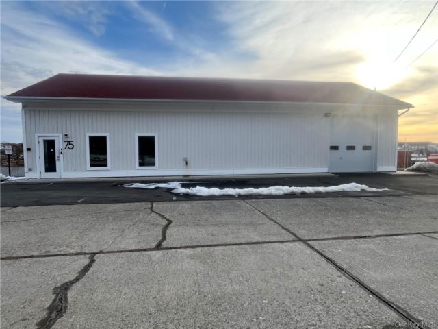 Studio,  0.00 BTH &nbsp;Commercial style home in New Windsor