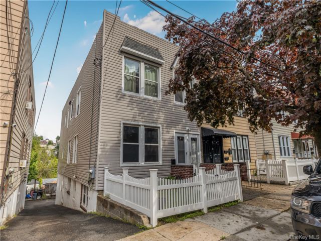  3 BR,  1.00 BTH &nbsp;Colonial style home in Yonkers