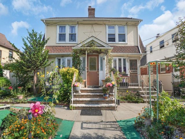  5 BR,  2.00 BTH &nbsp;House style home in Queens Village