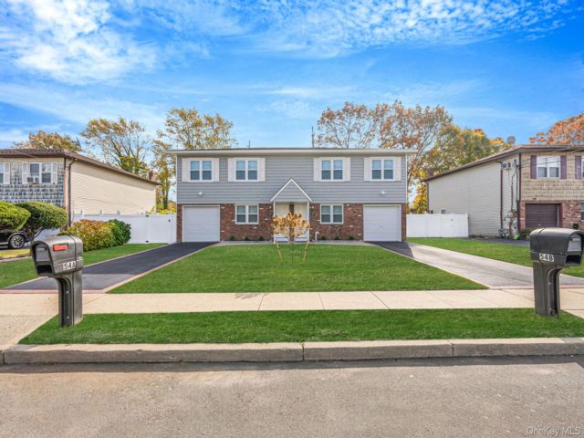  7 BR,  6.00 BTH &nbsp;Colonial style home in West Babylon