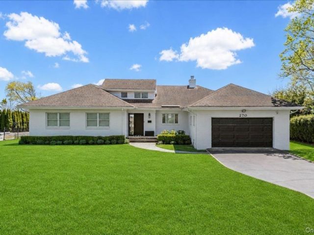  4 BR,  4.00 BTH &nbsp;Exp ranch style home in Hewlett Neck
