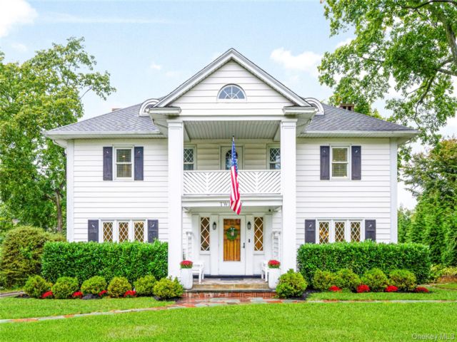  6 BR,  4.00 BTH &nbsp;Colonial style home in New Rochelle