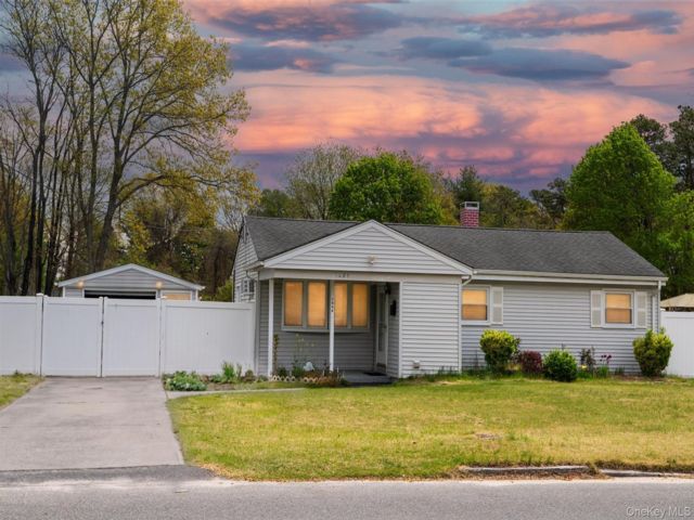  3 BR,  1.00 BTH &nbsp;Ranch style home in Bay Shore