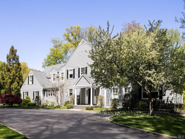  6 BR,  7.00 BTH &nbsp;Colonial style home in Glen Cove