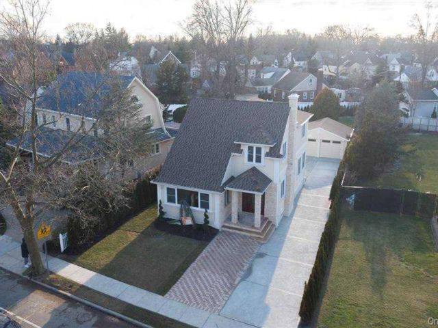  5 BR,  4.00 BTH &nbsp;Colonial style home in Lynbrook