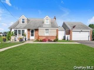  4 BR,  1.00 BTH &nbsp;Cape cod style home in Valley Stream