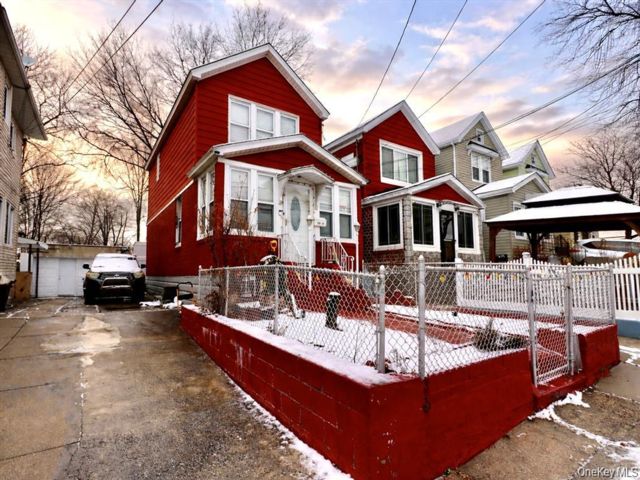  3 BR,  2.00 BTH &nbsp;Colonial style home in South Ozone Park