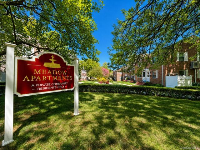  2 BR,  2.00 BTH &nbsp;Garden style home in Forest Hills