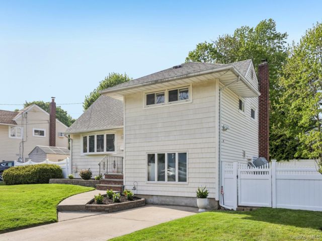  3 BR,  1.00 BTH &nbsp;Split level style home in Huntington Station