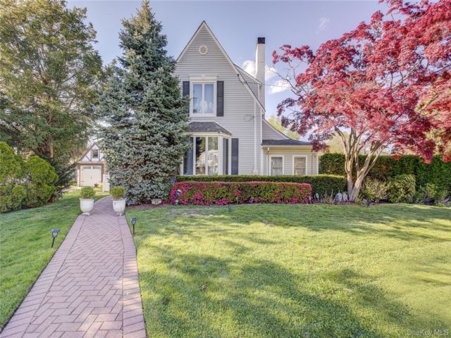  3 BR,  3.00 BTH &nbsp;Colonial style home in Lynbrook