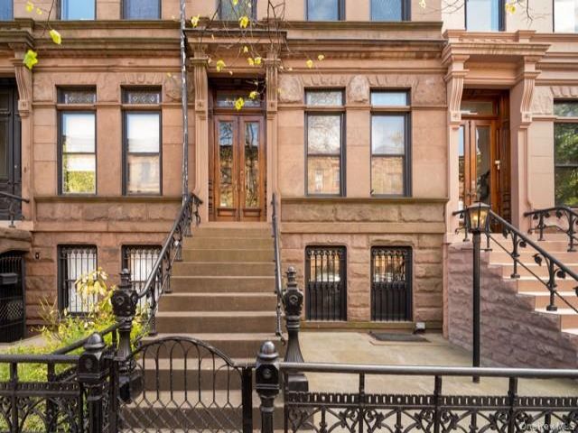  5 BR,  4.00 BTH &nbsp;House style home in Park Slope