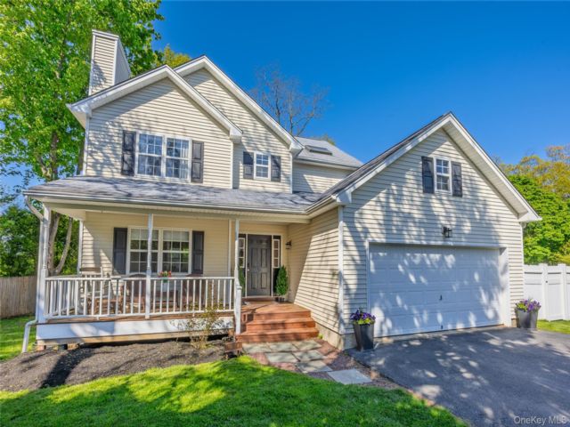  3 BR,  3.00 BTH &nbsp;Colonial style home in Huntington