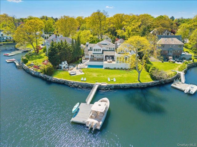  6 BR,  6.00 BTH &nbsp;Colonial style home in Larchmont
