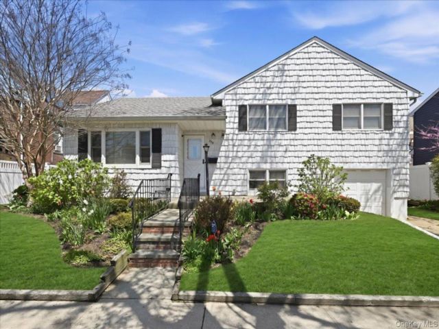  3 BR,  2.00 BTH &nbsp;Split level style home in Long Beach