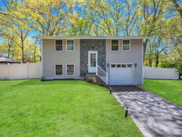  4 BR,  2.00 BTH &nbsp;Hi ranch style home in East Setauket
