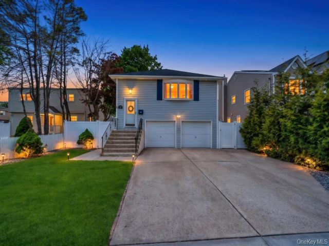  4 BR,  2.00 BTH &nbsp;Hi ranch style home in Syosset