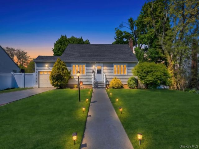  4 BR,  2.00 BTH &nbsp;Cape cod style home in Massapequa