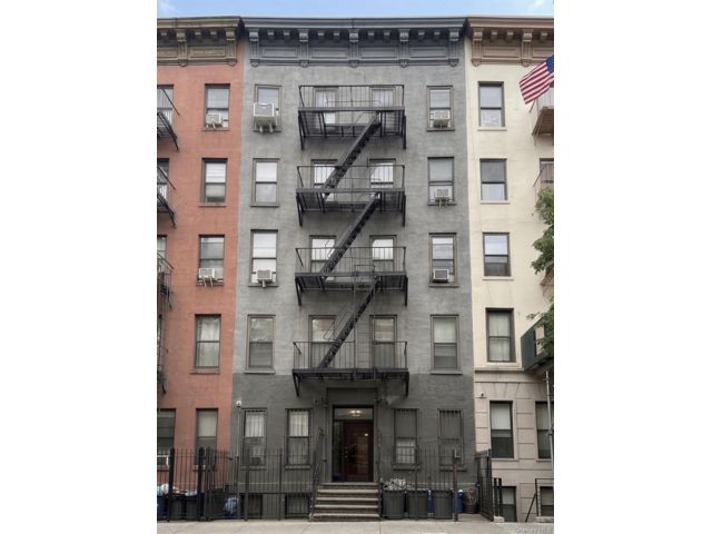  1 BR,  1.00 BTH &nbsp;Mid rise style home in New York (manhattan)