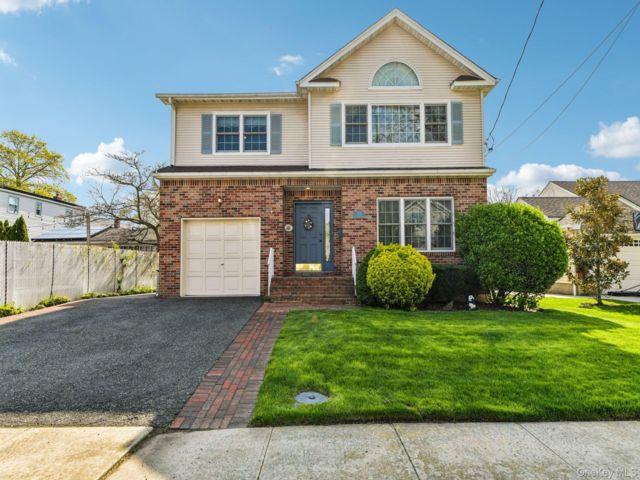  4 BR,  3.00 BTH &nbsp;Colonial style home in Merrick