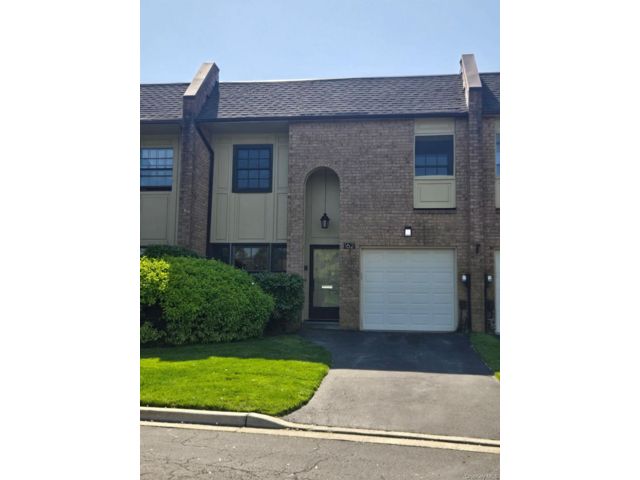  3 BR,  3.00 BTH &nbsp;Condo style home in Massapequa Park