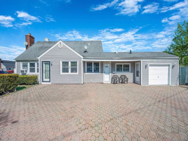  4 BR,  3.00 BTH &nbsp;Exp ranch style home in North Babylon