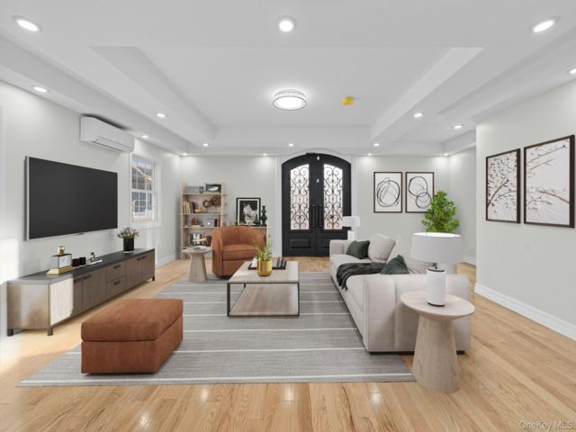 3 BR,  3.00 BTH &nbsp;Colonial style home in Springfield Gardens