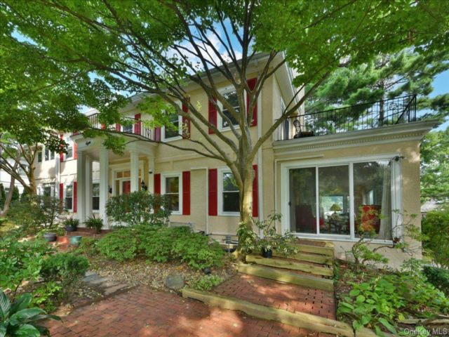  5 BR,  6.00 BTH &nbsp;Colonial style home in Great Neck