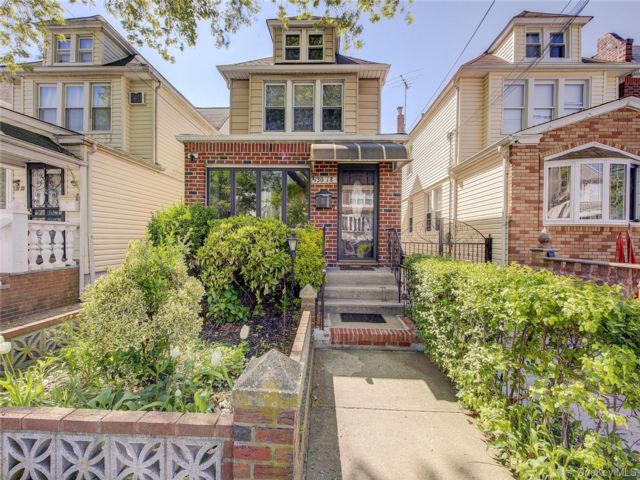  3 BR,  2.00 BTH &nbsp;Colonial style home in South Ozone Park