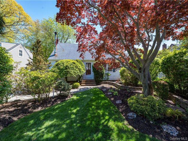  4 BR,  2.00 BTH &nbsp;Cape cod style home in Huntington Station