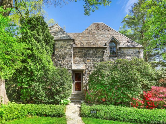  3 BR,  3.00 BTH &nbsp;Colonial style home in Hartsdale
