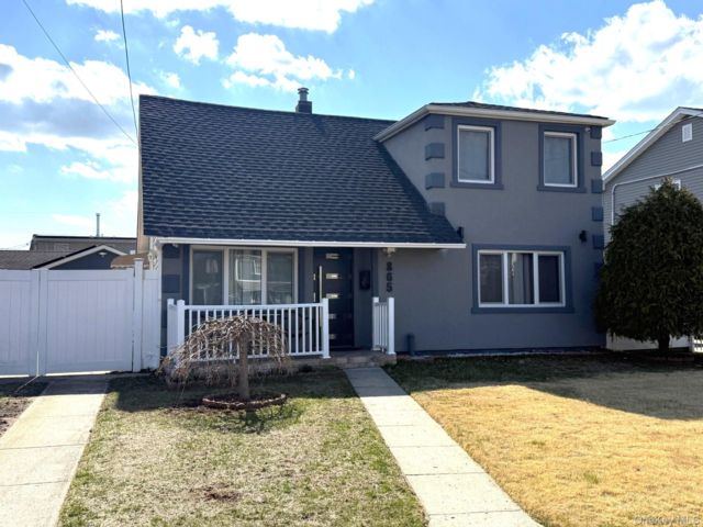  4 BR,  2.00 BTH &nbsp;Exp cape style home in Westbury