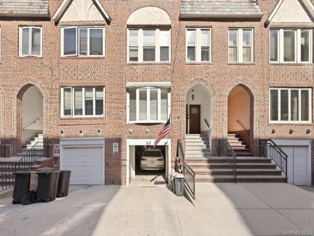  6 BR,  4.00 BTH &nbsp;House style home in Gravesend