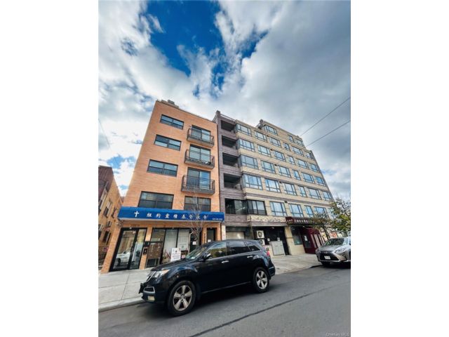  1 BR,  2.00 BTH &nbsp;Condo style home in Flushing