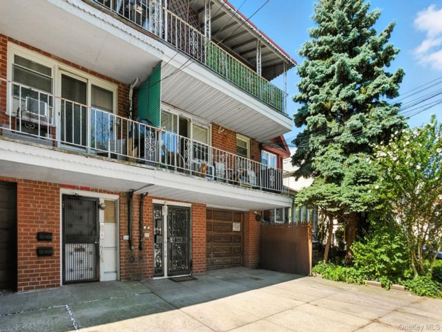  7 BR,  5.00 BTH &nbsp;House style home in Rego Park