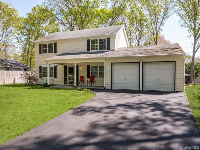  3 BR,  3.00 BTH &nbsp;Colonial style home in Stony Brook