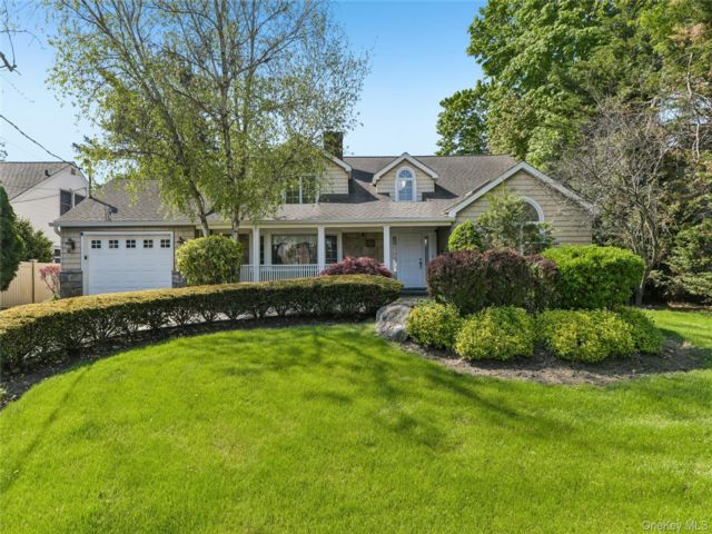  5 BR,  3.00 BTH &nbsp;Contemporary style home in Woodmere