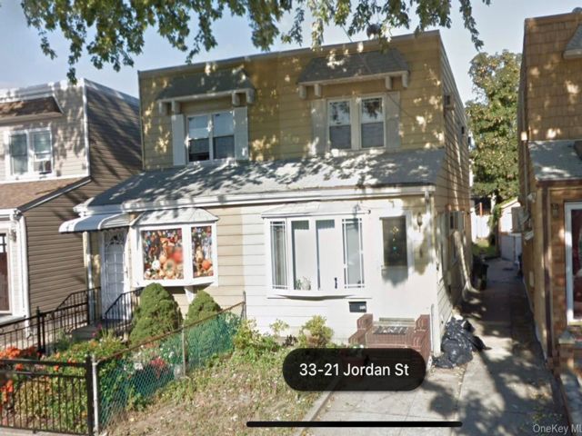  3 BR,  2.00 BTH &nbsp;Colonial style home in Flushing