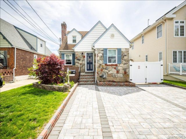  3 BR,  2.00 BTH &nbsp;Cape cod style home in Valley Stream