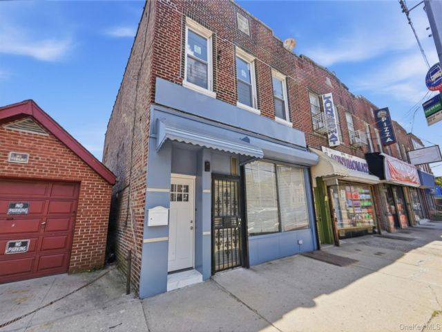  3 BR,  4.00 BTH &nbsp;House style home in Queens Village